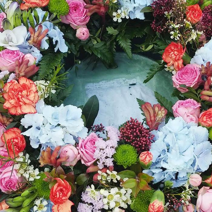 Nagrobni aranžma – cvetlični venec