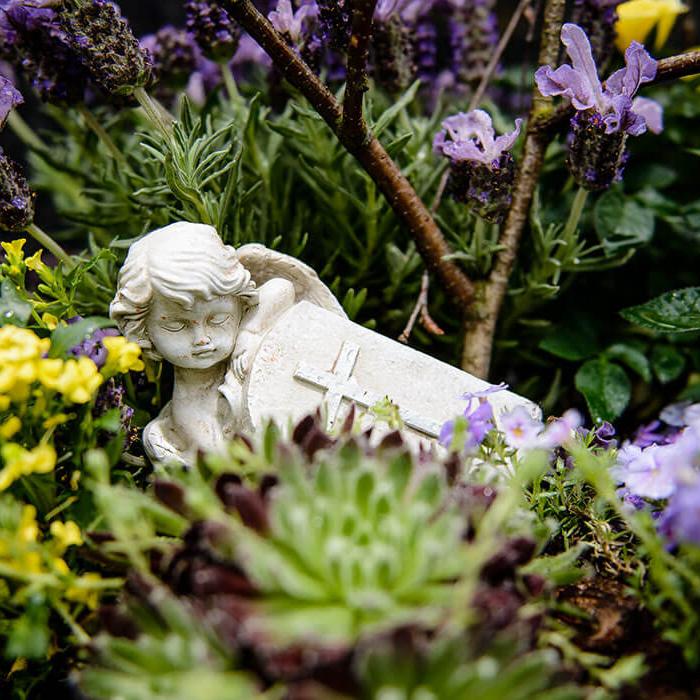 Urejen grob s cvetjem