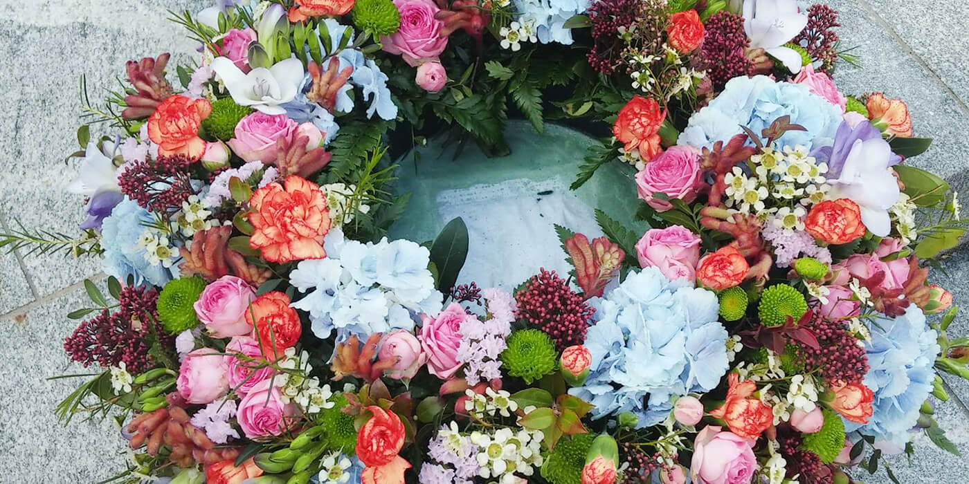 Nagrobni aranžma – cvetlični venec