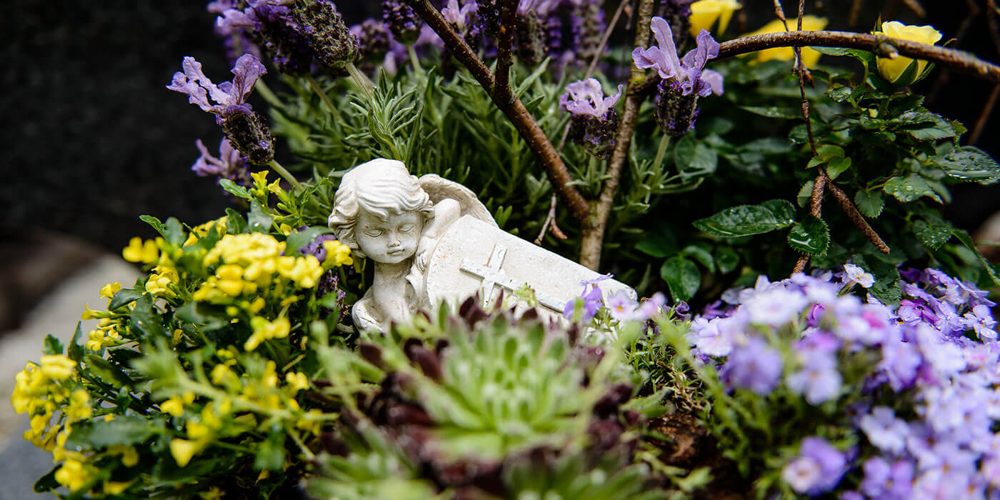 Urejen grob s cvetjem